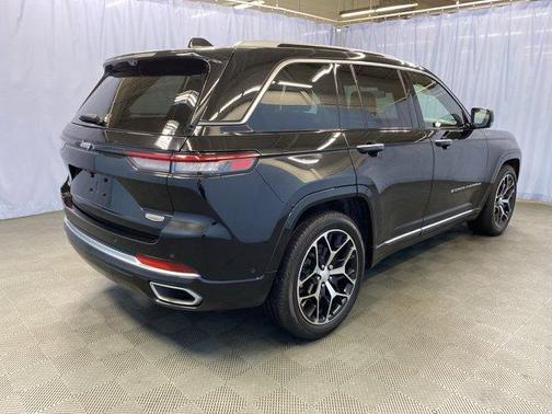 2022 Jeep Grand Cherokee Summit