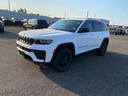 Bright White Clearcoat 2026 Jeep Grand Cherokee Laredo
