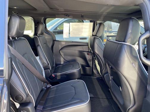 Diamond Black 2026 Chrysler Pacifica Limited