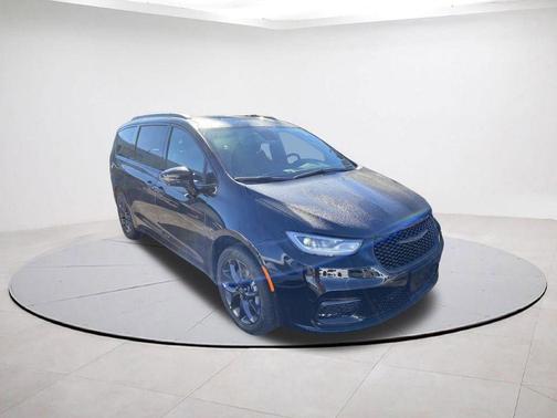 Diamond Black 2026 Chrysler Pacifica Limited