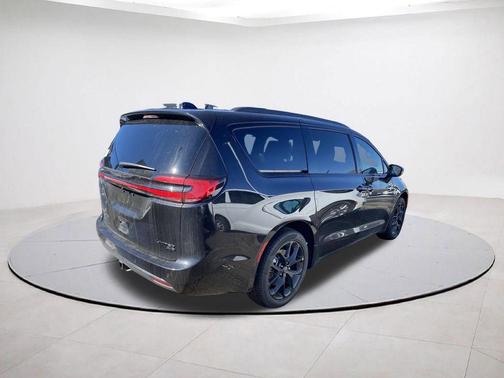 Diamond Black 2026 Chrysler Pacifica Limited