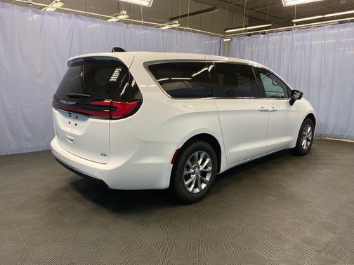 Bright White Clearcoat 2026 Chrysler Pacifica Select