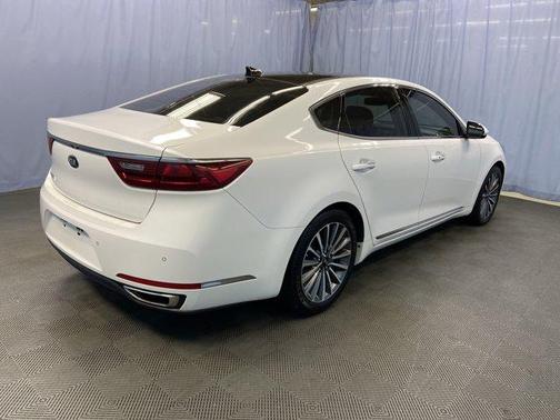 2017 Kia Cadenza Technology