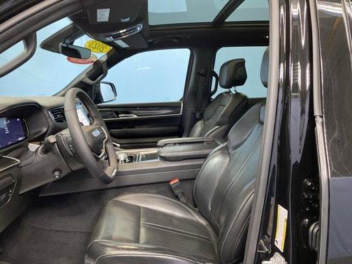 2023 Jeep Wagoneer Base