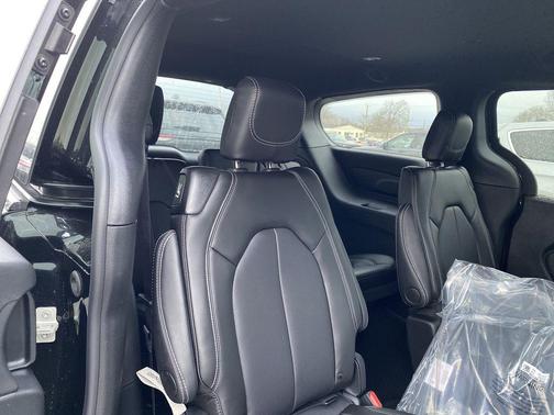 Diamond Black 2026 Chrysler Pacifica Select
