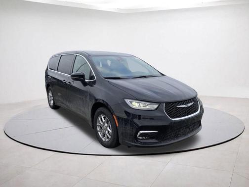 Diamond Black 2026 Chrysler Pacifica Select