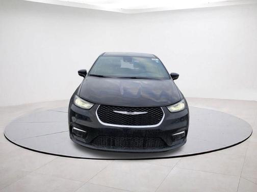 Diamond Black 2026 Chrysler Pacifica Select
