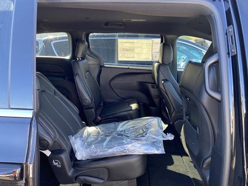 Diamond Black 2026 Chrysler Pacifica Select
