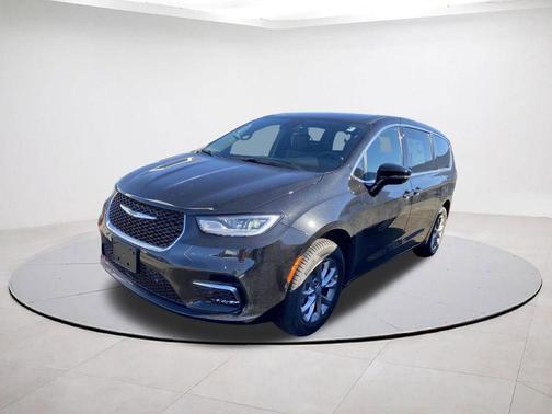 Diamond Black 2026 Chrysler Pacifica Select
