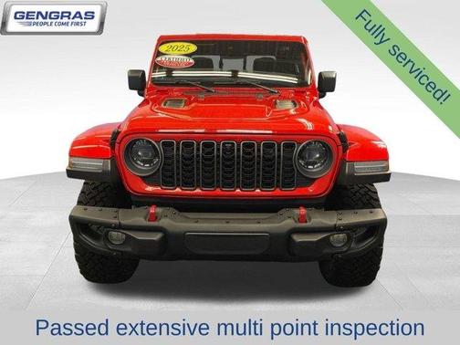 Firecracker Red Clearcoat 2025 Jeep Gladiator Rubicon