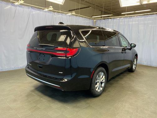 PXJ 2027 Chrysler Pacifica SELECT