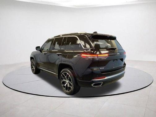 2022 Jeep Grand Cherokee Summit