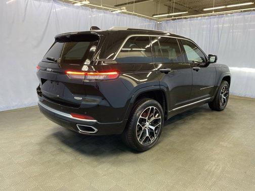 2022 Jeep Grand Cherokee Summit
