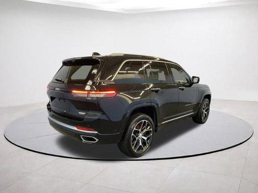 2022 Jeep Grand Cherokee Summit