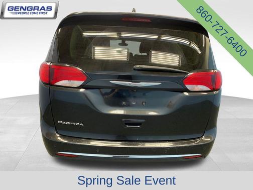 Brilliant Black Crystal Pearlcoat 2017 Chrysler Pacifica Touring-L