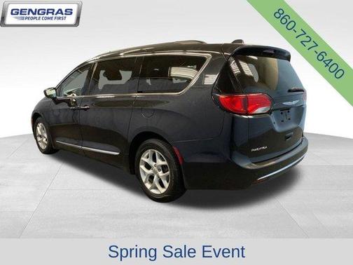 Brilliant Black Crystal Pearlcoat 2017 Chrysler Pacifica Touring-L