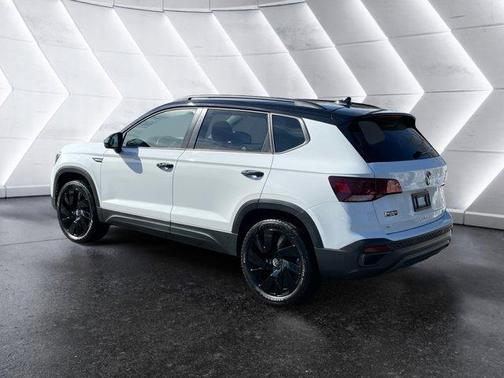 2024 Volkswagen Taos 1.5T SE Black