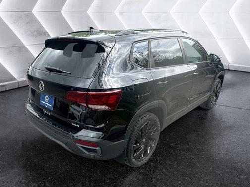 2024 Volkswagen Taos 1.5T SE Black