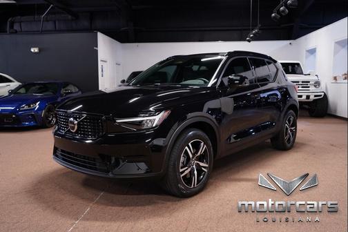 2024 Volvo XC40 B5 Core Dark Theme