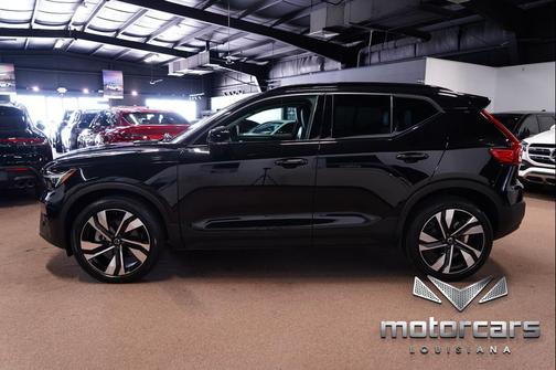 Onyx Black Metallic 2024 Volvo XC40 B5 Plus Dark Theme