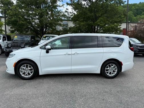 2023 Chrysler Pacifica Touring-L