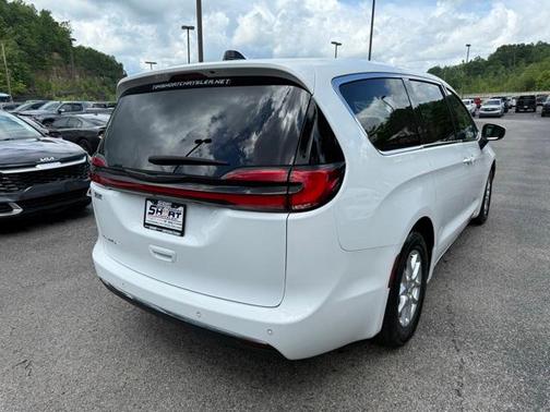 2023 Chrysler Pacifica Touring-L