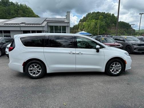 2023 Chrysler Pacifica Touring-L