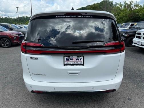 2023 Chrysler Pacifica Touring-L