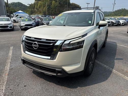 2022 Nissan Pathfinder SV