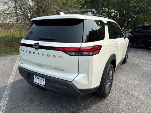 2022 Nissan Pathfinder SV