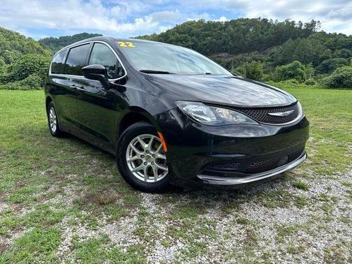 Brilliant Black Crystal Pearlcoat 2022 Chrysler Voyager LX