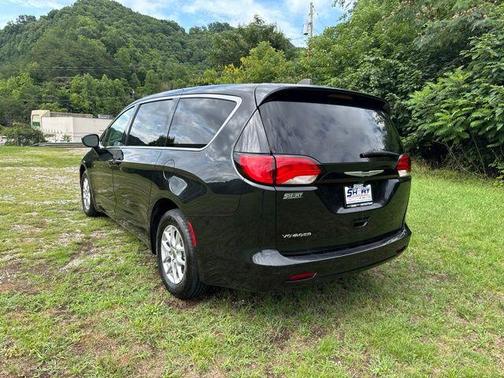 Brilliant Black Crystal Pearlcoat 2022 Chrysler Voyager LX