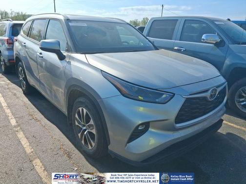 Celestial Silver Metallic 2022 Toyota Highlander XLE