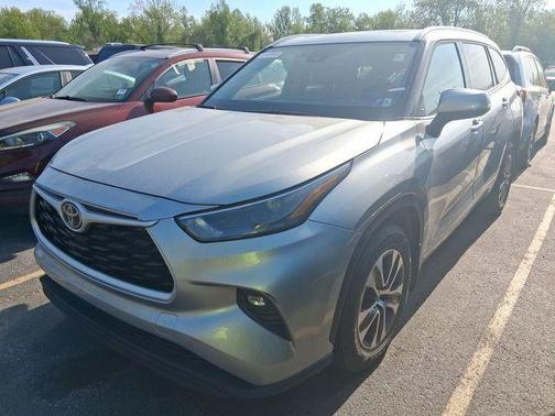 Celestial Silver Metallic 2022 Toyota Highlander XLE