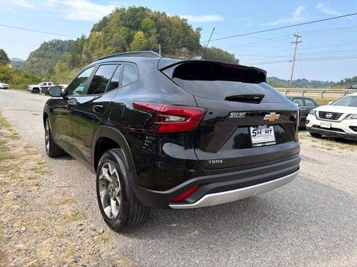 Mosaic Black Metallic 2026 Chevrolet Trax LT