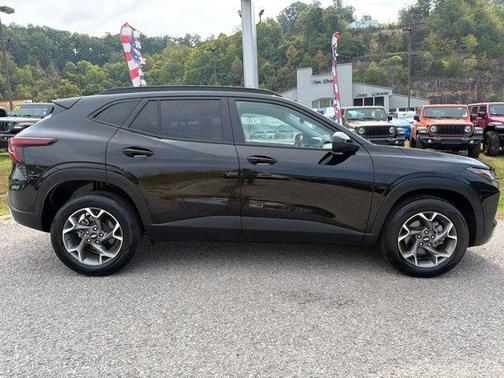 Mosaic Black Metallic 2026 Chevrolet Trax LT