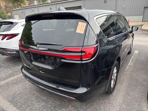 Diamond Black 2025 Chrysler Pacifica Select