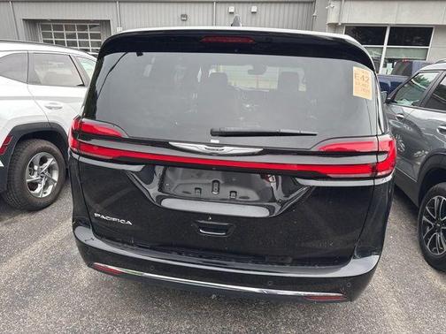 Diamond Black 2025 Chrysler Pacifica Select