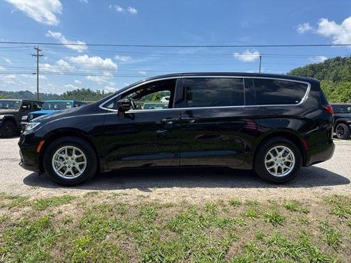 Diamond Black 2025 Chrysler Pacifica Select