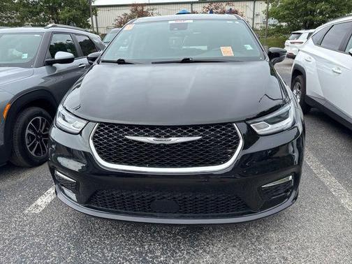 Diamond Black 2025 Chrysler Pacifica Select