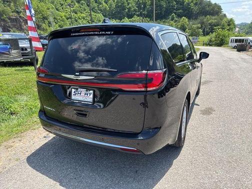 Diamond Black 2025 Chrysler Pacifica Select