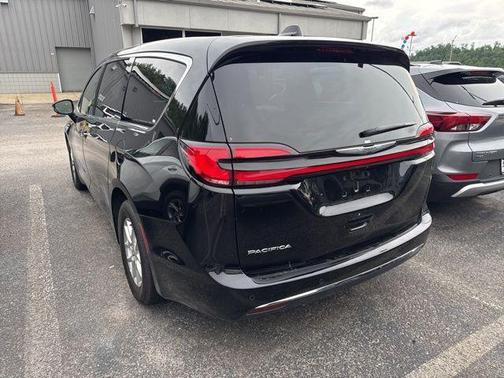 Diamond Black 2025 Chrysler Pacifica Select