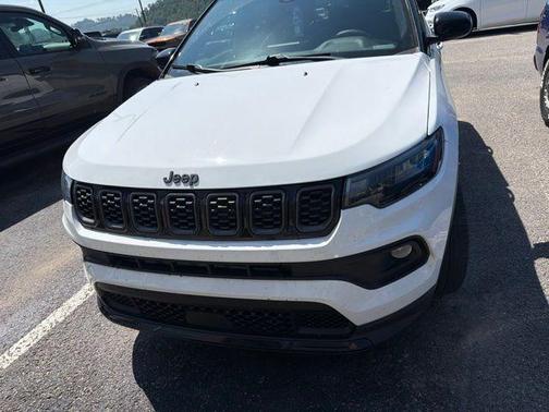 Bright White Clearcoat 2024 Jeep Compass Latitude