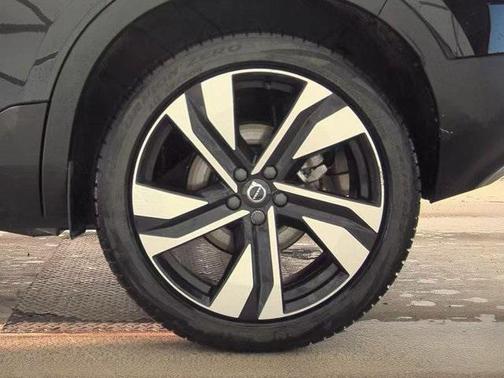 2023 Volvo XC40 B5 Plus Bright Theme