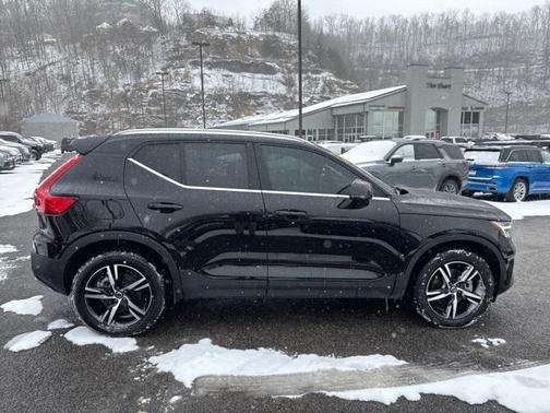 2024 Volvo XC40 B5 Core