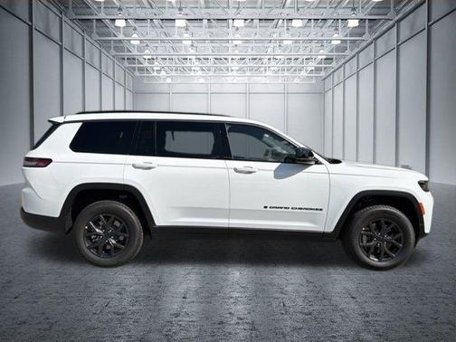 Bright White Clearcoat 2027 Jeep Grand Cherokee L Laredo