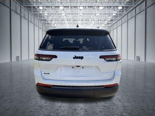 Bright White Clearcoat 2027 Jeep Grand Cherokee L Laredo