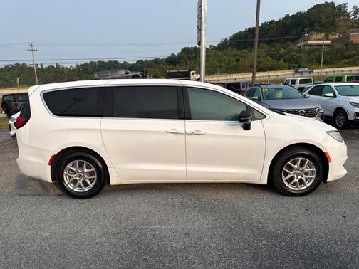 2025 Chrysler Voyager LX