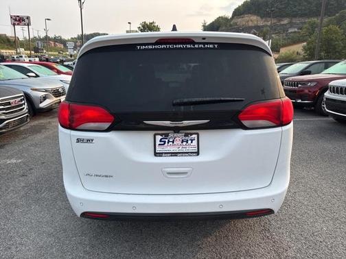 2025 Chrysler Voyager LX