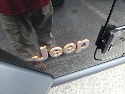 Black Clearcoat 2025 Jeep Gladiator Mojave